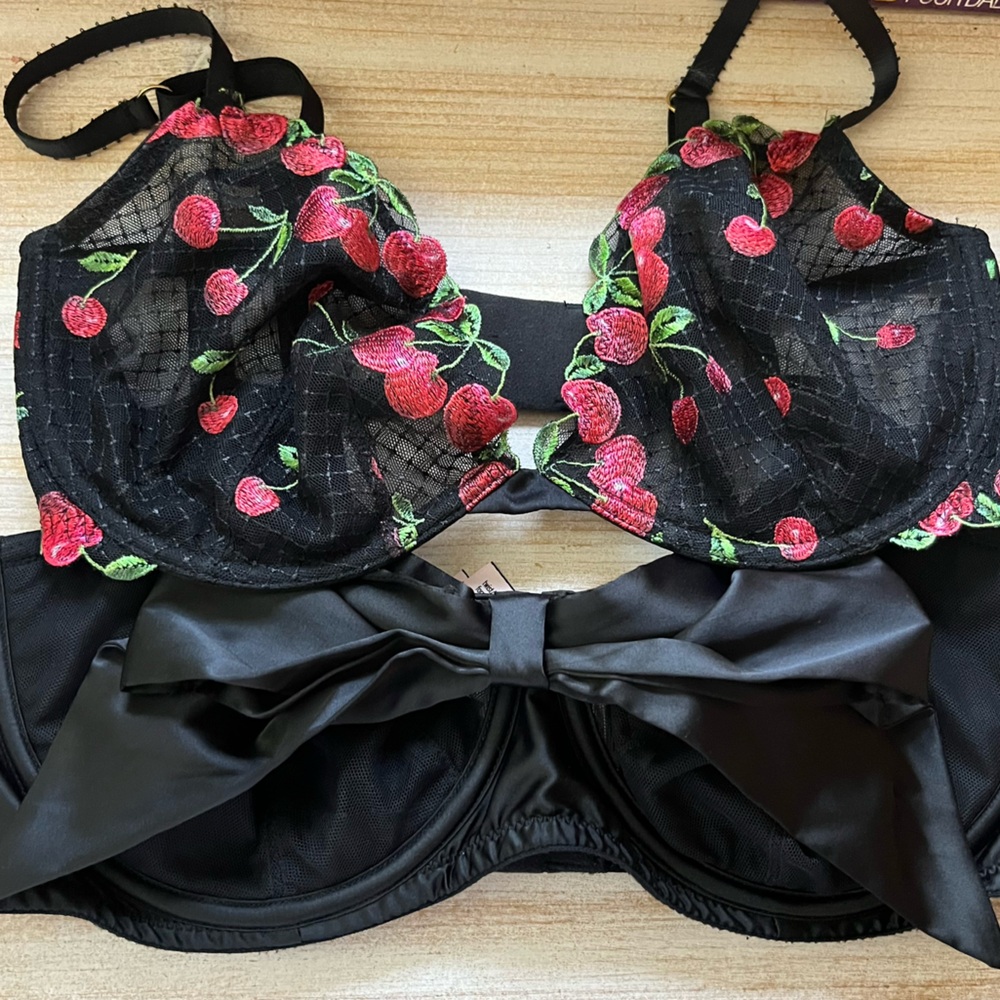 2 Victoria's Secret Bras 36DD Dream Angels Push Up without Padding Black